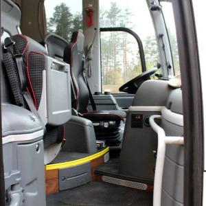 Foran i bussen finnes det eget sete for guide.